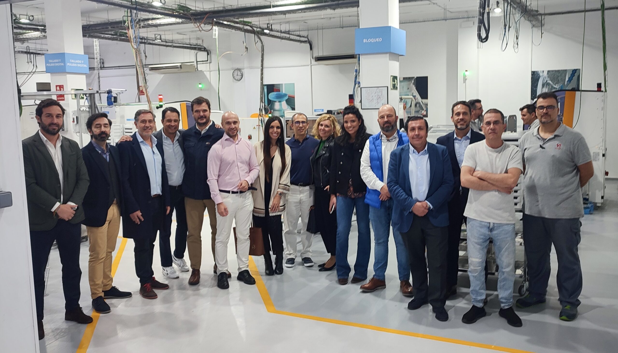 Miembros del ProBusiness Place visitan la fábrica de VisionLab